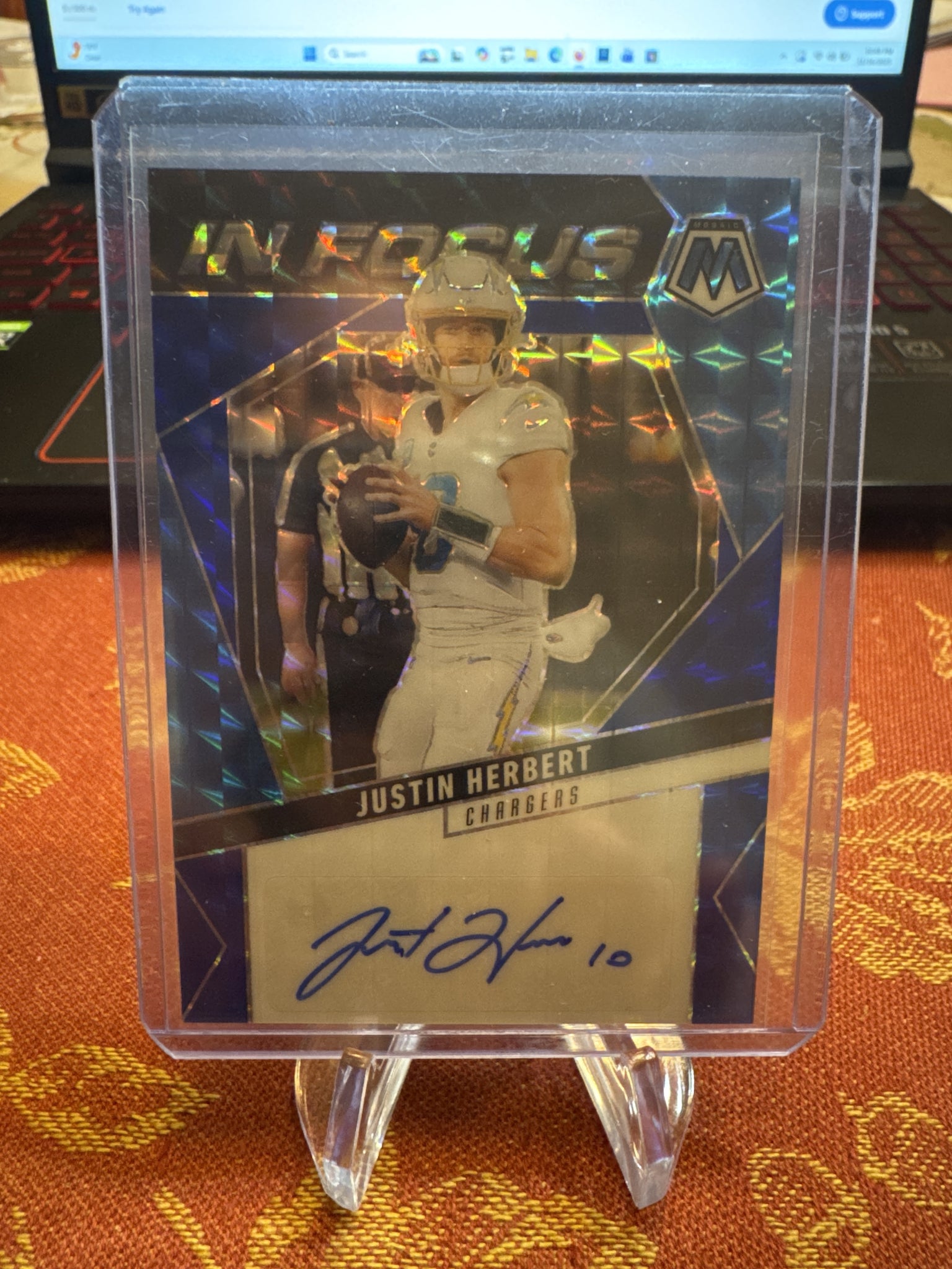 2025 Panini Mosaic #2 #IFS-JHT Justin Herbert In Focus Signatures Blue #60/99